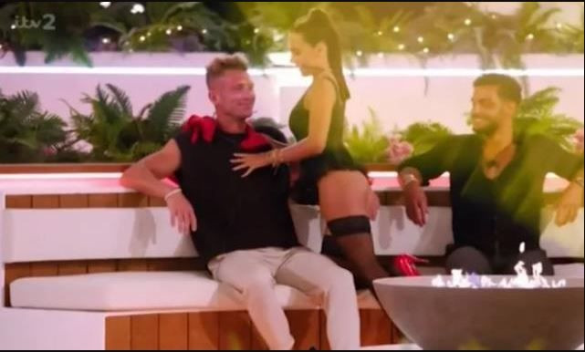 Ünlü futbolcunun kızı kucak dansı yaptı! Öpüşme sahnesini görünce utanarak suratını kapattı! - Resim: 3
