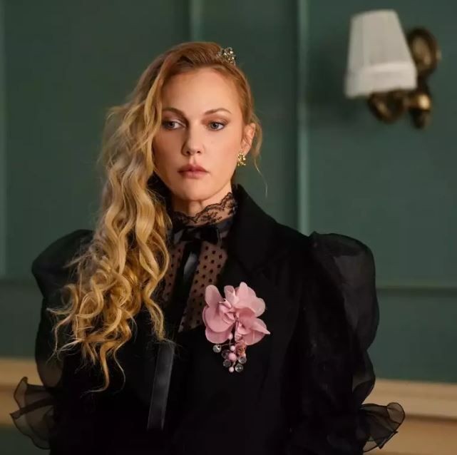 Meryem Uzerli'nin Çırağan Sarayı pozları mest etti! Yırtmaçlı tarzı ortalığı kasıp kavurdu - Resim: 2