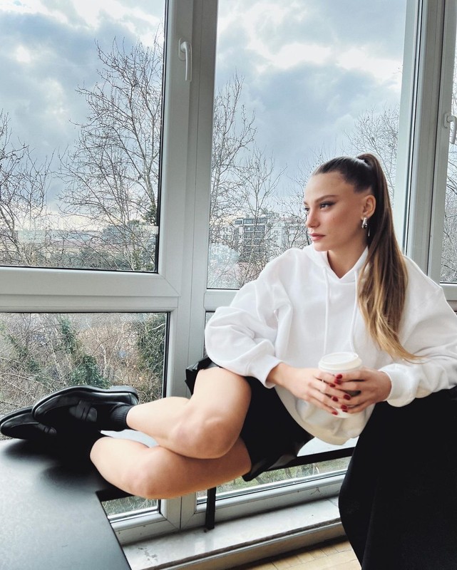 Serenay Sarıkaya seksi mini eteğiyle sosyal medyada olay oldu "Liseli gibisin" - Resim: 16