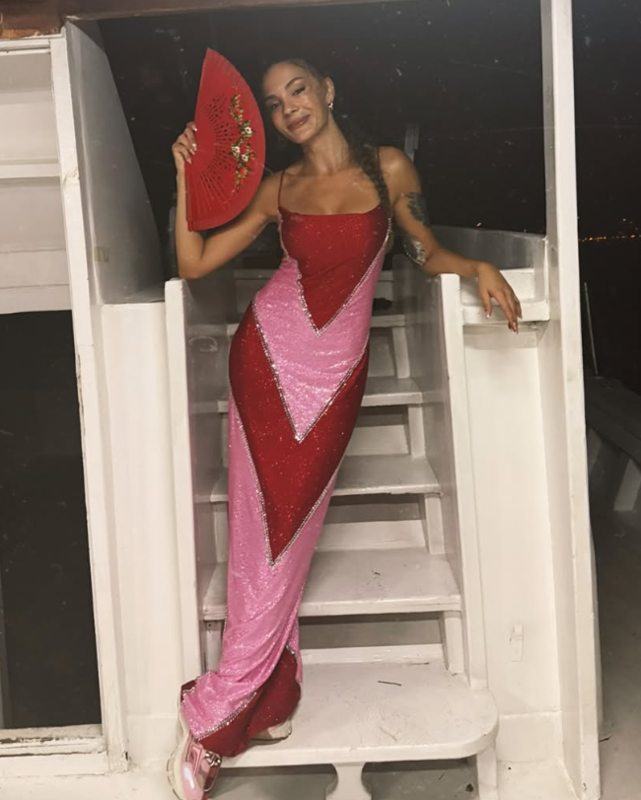 Ebru Şahin kırmızı pembe elbisesiyle göz kamaştırdı! Ayakkabı detayı geceye damga vurdu - Resim: 4