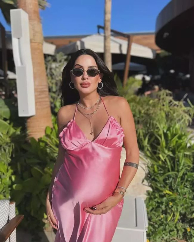 Anne olmak için gün sayan Sahra Işık'tan olay paylaşım! Kocasının aldığı kilolar dillere düştü! "Eşi hamileliği üstlenmiş" - Resim: 4