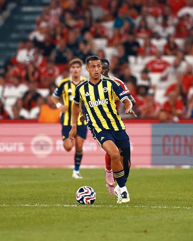 Fenerbahçe’de iç transfer harekâtı! Yıldız isimle masaya oturuldu, sözleşmesi uzatılıyor - Resim: 7