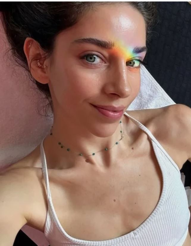 Elvin Levinler’den şoke eden paylaşım! Ağzının içine masaj yaptırdı, o hali gündem oldu - Resim : 1