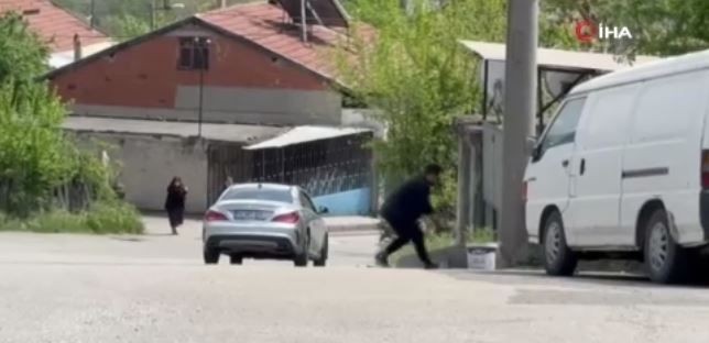 Karabük’te yolda ilerlediği sırada önünde 1 tanesini gördü. O hayvanı fark etmesinin ardından aracından atlayıp tek 1 hareket yaptı - Resim: 4