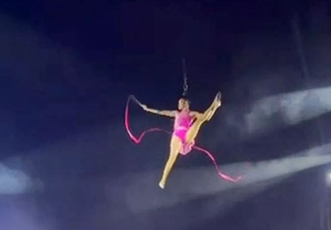 Sirkte korkunç olay! Genç kadın, metrelerce yükseklikten sert zemine çakıldı - Resim : 1