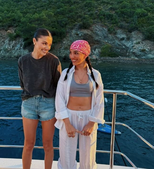 Güzel oyuncu Hande Erçel lüks tekne tatilinden paylaştı! Ünlü oyuncunun elbisesinin fiyatı dudak uçuklattı - Resim: 4