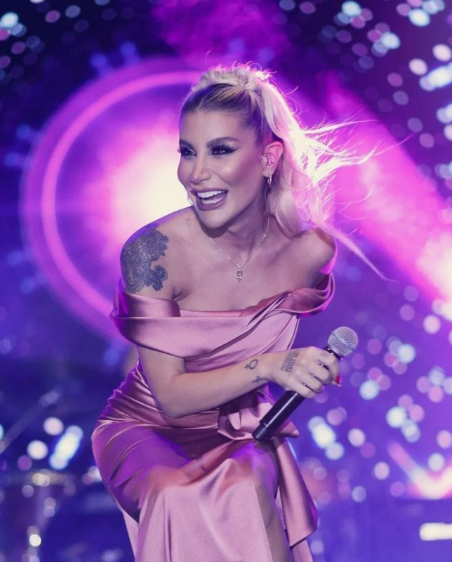 Galatasaray-Ajax maçına giden İrem Derici hayatının şokunu yaşadı! Polisler peşine takıldı, arbede yaşandı - Resim: 1