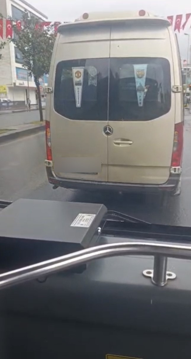 Esenyurt'ta trafik magandası! Otobüs şoförü ne yaptıysa başarılı olamadı: Onlarca yolcunun canını riske attı - Resim : 1