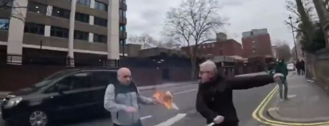 Türk Konsolosluğu önünde provokasyon! Bir şahıs slogan atıp Kur'an-ı Kerim yaktı - Resim : 2