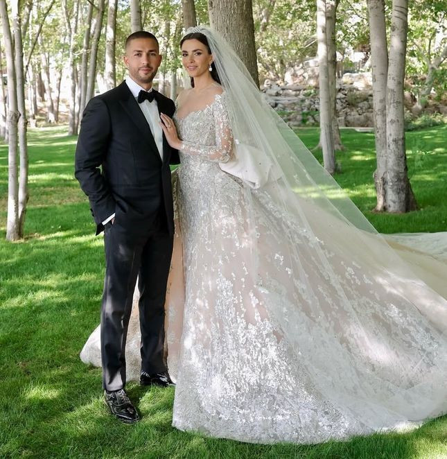 Hande Erçel Lübnan'daki düğünde şıklığıyla göz kamaştırdı! Sevgilisi Hakan Sabancı yalnız bırakmadı - Resim: 1