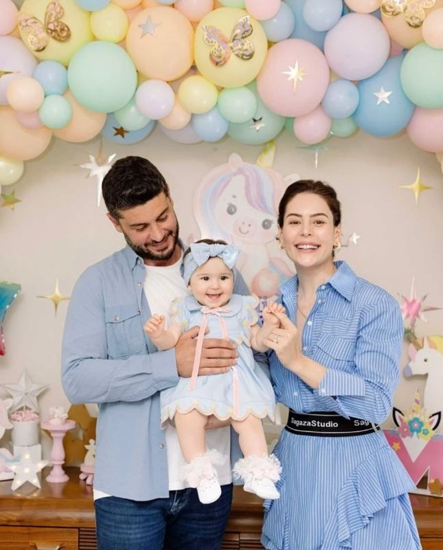 Yıldız Çağrı Atiksoy kızının yüzünü ilk kez gösterdi! Minik Mira Milena'nın doğum günü pozları büyük beğeni topladı - Resim: 5