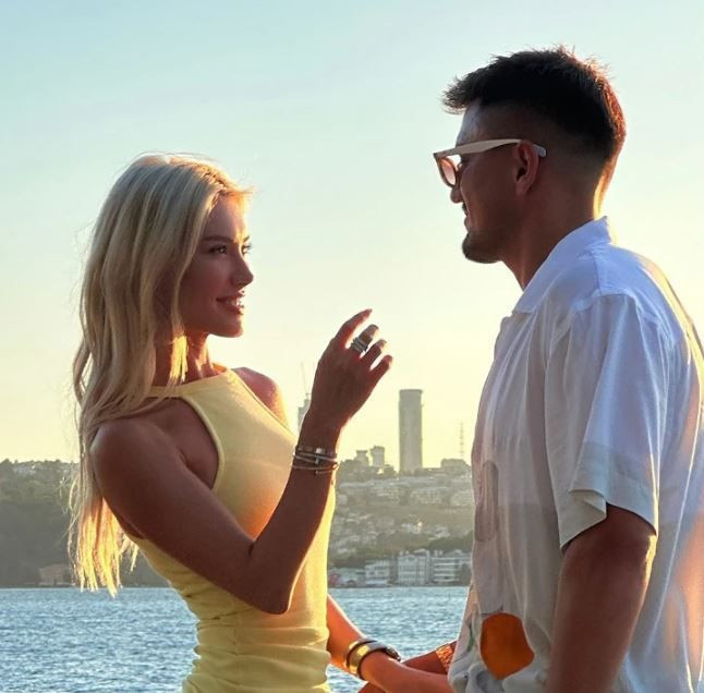 2 hafta önce evlenme teklifinde bulunmuştu! Futbolcu Cengiz Ünder'in nişanlısı 8 milyon liralık tektaşı gösterdi - Resim: 4