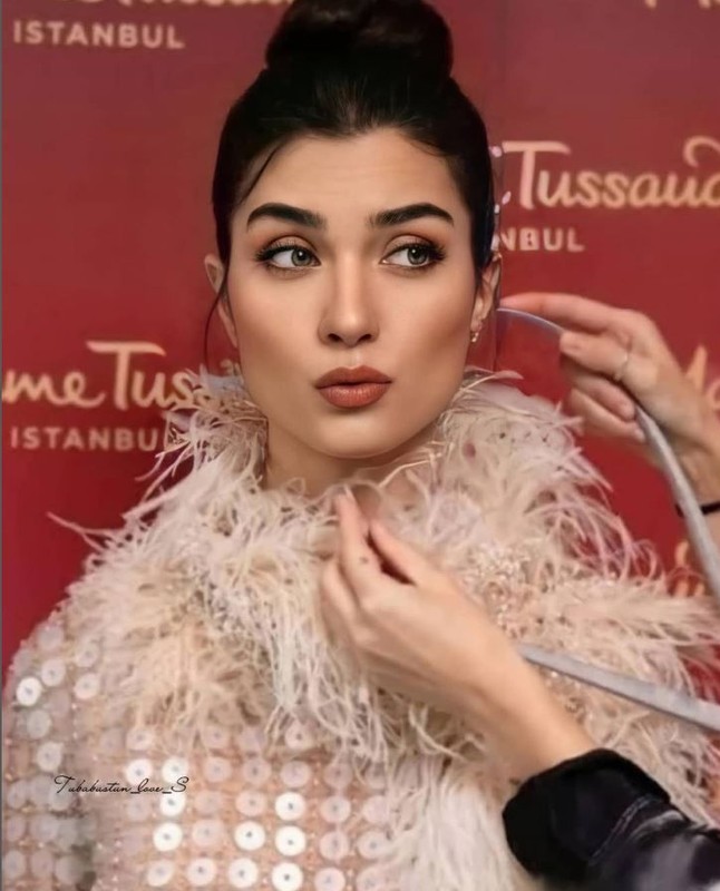 Tuba Büyüküstün Paris'i kasıp kavurdu! Moda haftasına güzelliğiyle damga vurdu, mankenleri geride bıraktı - Resim: 1