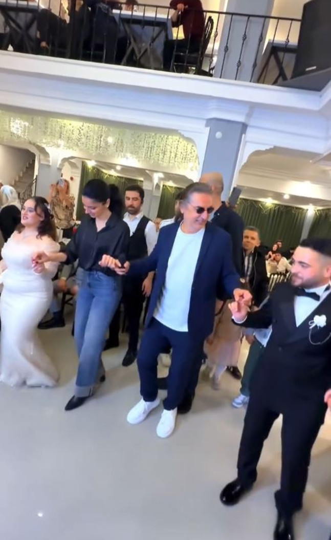 Şarkıcı Çelik gönülleri fethetti! "Kimsemiz yok" diyen çiftin düğününe katıldı - Resim : 3