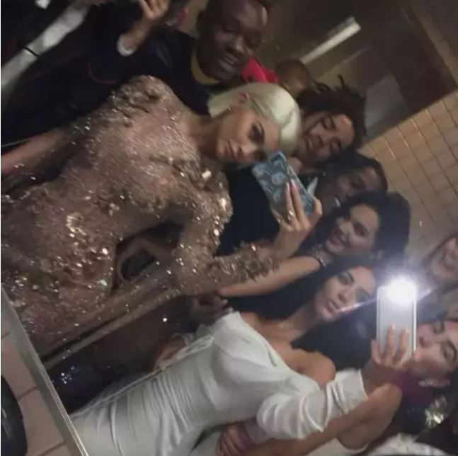 Ünlü sunucudan şoke eden itiraf! "Tuvalette cinsel temasta bulunuyorlardı" diyerek açık açık anlattı, duyanlar kulaklarına inanamadı - Resim: 4