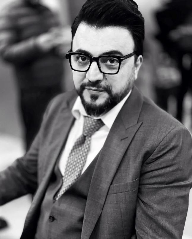 Ünlü oyuncu Şinasi Yurtsever'in cenazesinde Engin Altan Düzyatan'dan takdir edilen hareket! Görünce hemen koştu - Resim : 1