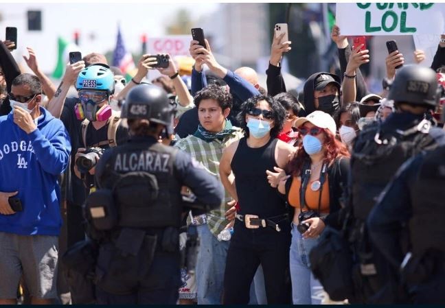 Los Angeles alev alev! Vali isyanda, Trump'a dava hamlesi! - Resim : 1