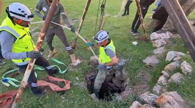 Siirt'te doğadaki kuyudan 2 günden bu yana acı acı bağırış sesleri geliyordu. 2 gün sonra kuyuya inen ekipler resmen gördüğü manzara ile halatlara sarıldı - Resim: 1