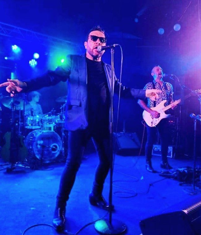 Ünlü şarkıcıdan acı haber! Trafik kazasında hayatını kaybetti - Resim: 1