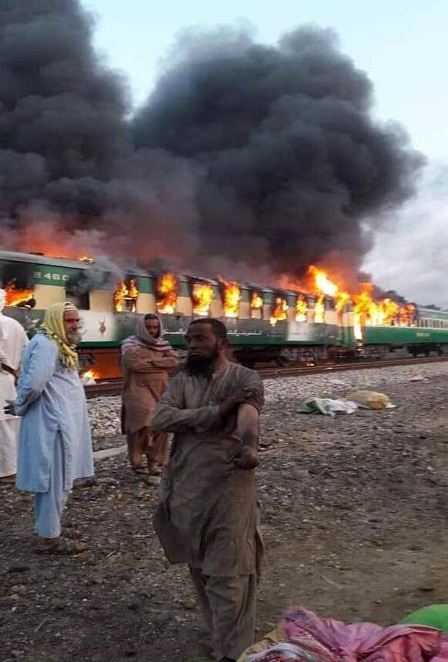 İşte Pakistan'daki tren yangından kareler - Resim: 4
