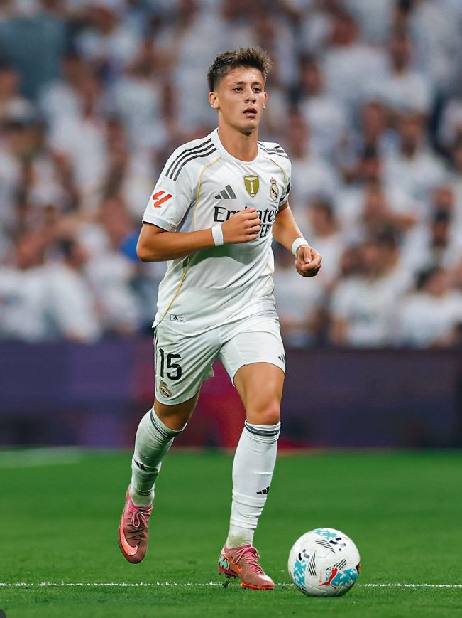 Milli futbolcu Arda Güler'den dikkat çeken paylaşım! İspanya sokaklarını Selda Bağcan dinleyerek turladı - Resim : 1