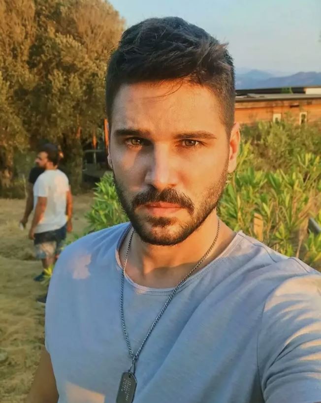 Ünlü oyuncu Tolgahan Sayışman kötü haberi duyurdu! "Bir süredir yoğun bakımdaydı" - Resim : 1