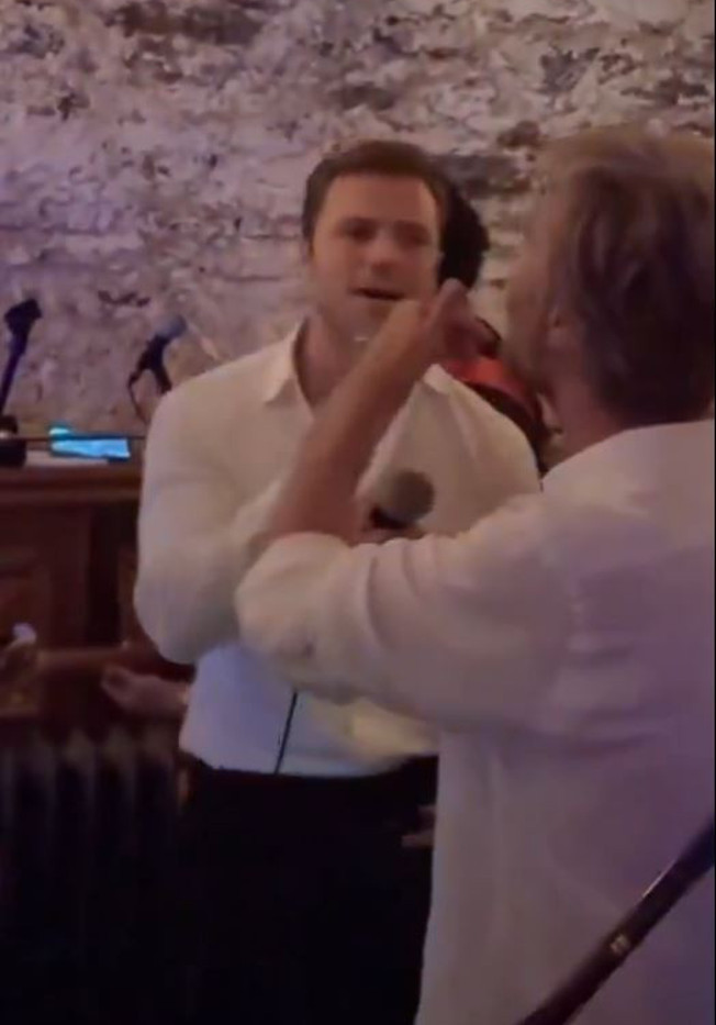 Çiçeği burnunda iki damat! Özgür Çevik ve Tolga Sarıtaş'ı daha önce hiç böyle görmediniz! - Resim : 4