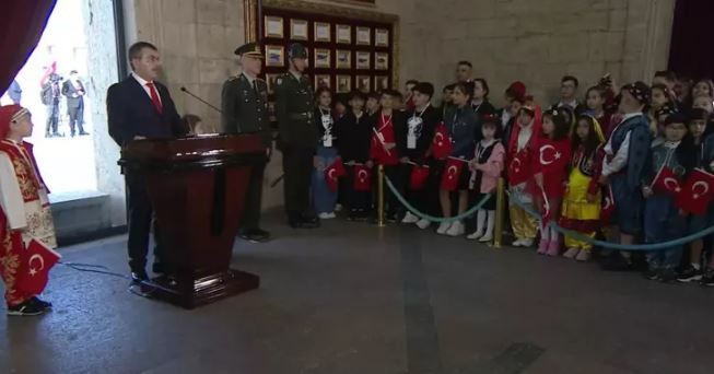 Bakan Tekin ve çocuklardan Anıtkabir'e ziyaret! - Resim : 1