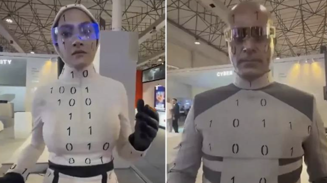 Teknoloji fuarında fıkra gibi olay! İnsansı robotlar fazla 'insansı' çıktı! Mekanik değil, makyajlı! - Resim : 1