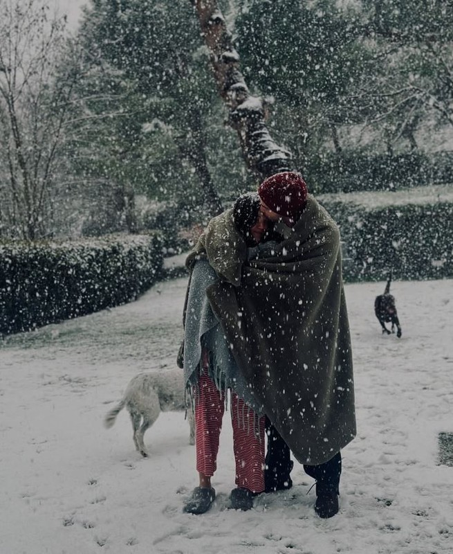 8 aylık hamile Pınar Deniz ve eşi Kaan Yıldırım'dan romantik kar pozu! "Kartpostal gibi" - Resim: 5