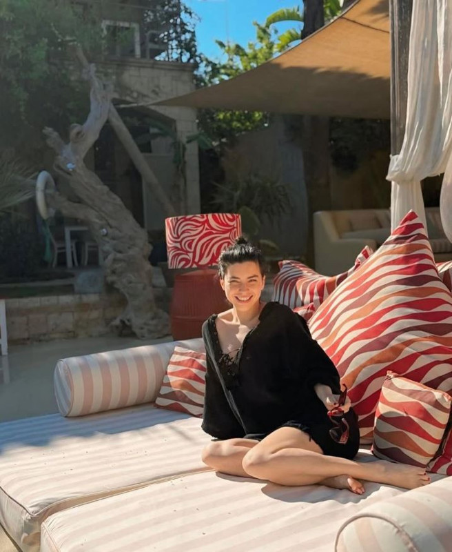 Merve Boluğur'dan yürek hoplatan havuz pozu! Bikinili hali beğeni yağmuruna tutuldu - Resim: 4