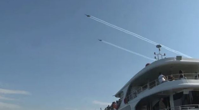 Turkuvaz Boğaz'a SOLOTÜRK selamı! F-16'lar görsel şov yaptı! - Resim : 4