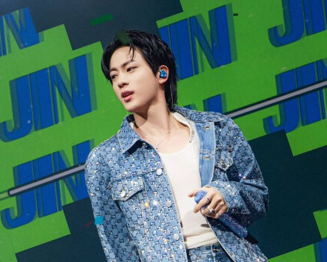 Ünlü şarkıcıyı rızası dışında öptü! Cinsel saldırı ile suçlandı - Resim: 1