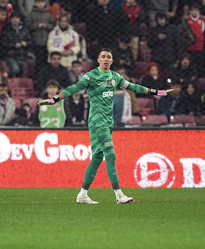 Galatasaray transferde büyük oynuyor! Muslera’nın yerini alacak kaleci bulundu! 25 milyon euroluk yıldızın menajeriyle görüşüldü - Resim: 4