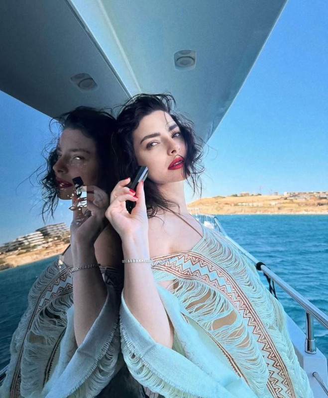 Merve Boluğur'dan olay tekne paylaşımı! Bikinisiyle sere serpe uzandı, cesur tatil pozları sosyal medyayı salladı - Resim: 1