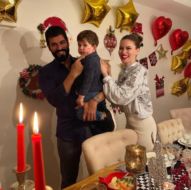 Ünlü çiftten sürpriz fotoğraf! Ünlü isimlerden yılbaşı paylaşımları… - Resim: 4
