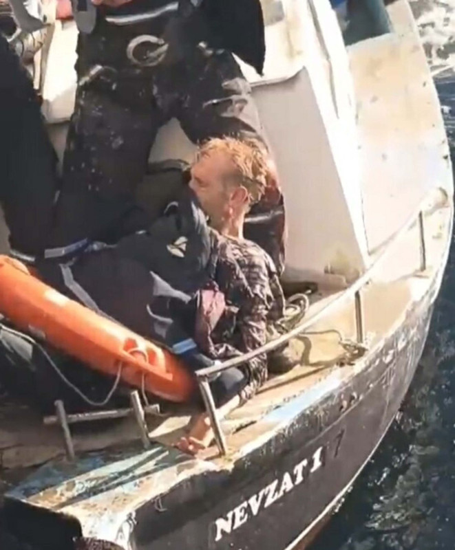 Denizin ortasında korku dolu anlar! Bir anda feribottan atladı - Resim: 5