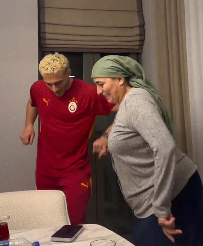 Barış Alper Yılmaz ve annesinden horon şov! O anlar sosyal medyayı salladı! - Resim: 4