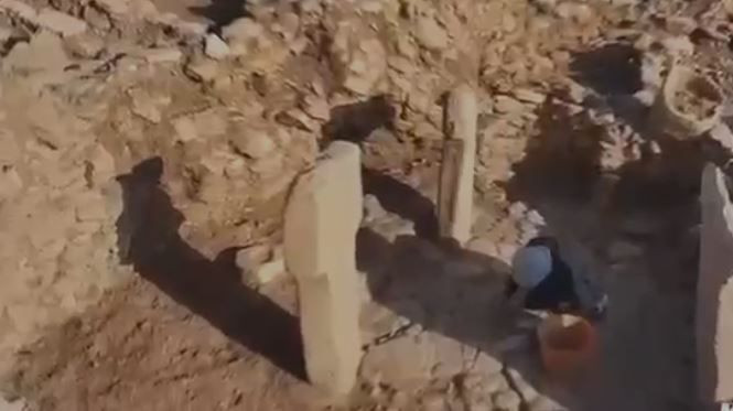 Şanlıurfa'da 10 ayrı yerde yapılan kazılarda toprakta bir anda belirdi. Bakan Ersoy bölgeyi arayarak iyi korunmasını istedi - Resim: 6