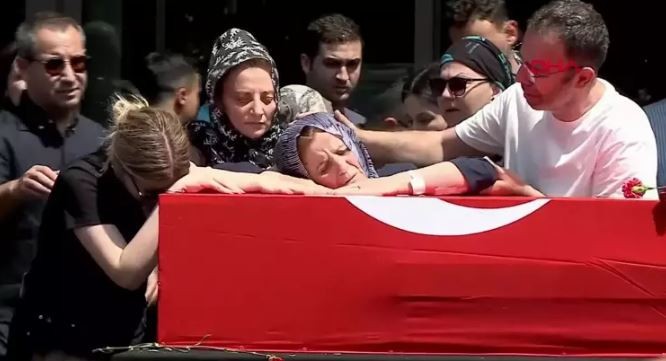 Manisa Büyükşehir Belediye Başkan Ferdi Zeyrek son yolculuğuna uğurlandı! Özgür Özel gözyaşlarıyla veda etti - Resim : 13