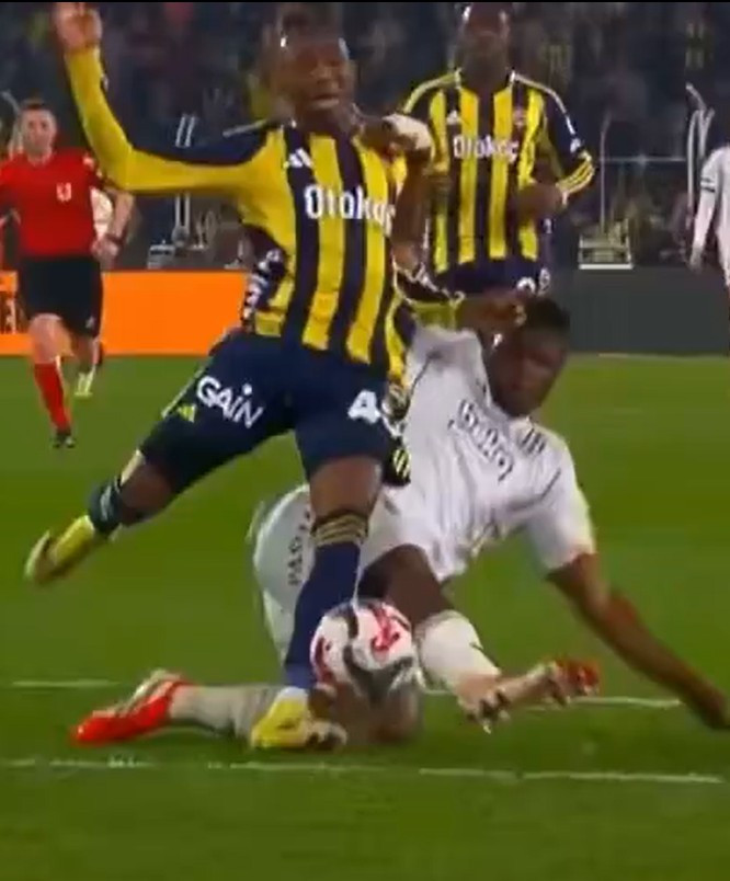 Fenerbahçe'nin kazandığı penaltıda karar doğru mu? Eski hakemler kararını verdi! - Resim : 1