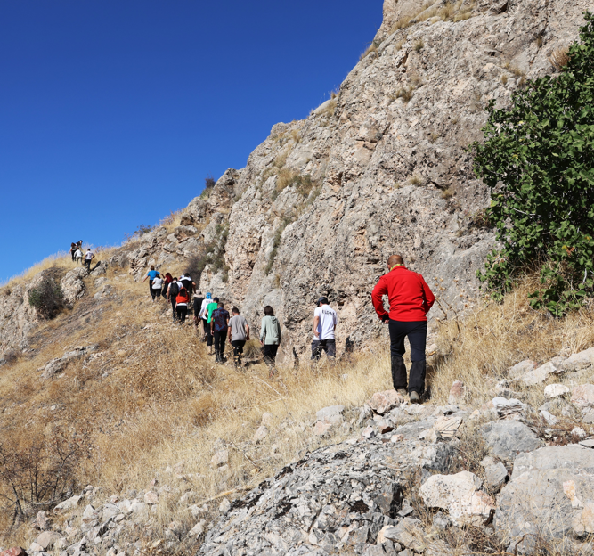 Elazığ’da Muşar Dağı zirvesinde bin yıllık Mor Ahron Manastırı keşfedil! Tüm ihtişamıyla doğa tutkunlarını ağırlıyor - Resim: 5