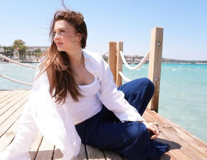 "Kilo aldın" eleştirilerine çok sinirlenmişti! Ünlü oyuncu Burcu Özberk altında hiçbir şey olmadan çırılçıplak yataktan paylaştı - Resim: 4