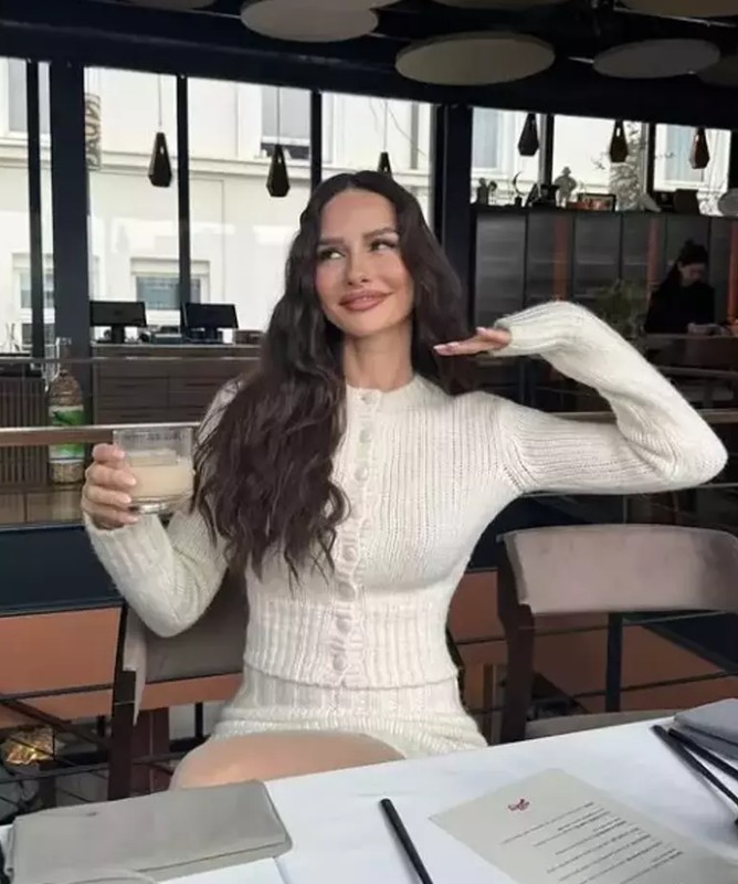 Yasemin Özilhan'dan mini etekli paylaşım: Fit haline beğeni yağarken, eleştirel yorumlar da geldi! - Resim: 2