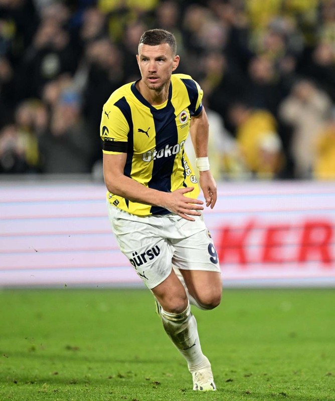 Fenerbahçe'den ayrılacak ilk futbolcu belli oldu! Kaçan şampiyonluğun faturası 4.2 milyon euroluk yıldıza kesildi! Sezon sonu gidiyor - Resim: 6