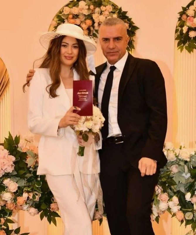 Berdan Mardini kendisinden 15 yaş küçük eşinden boşanıyor mu? Sosyal medya hamlesi kafaları karıştırdı - Resim: 4