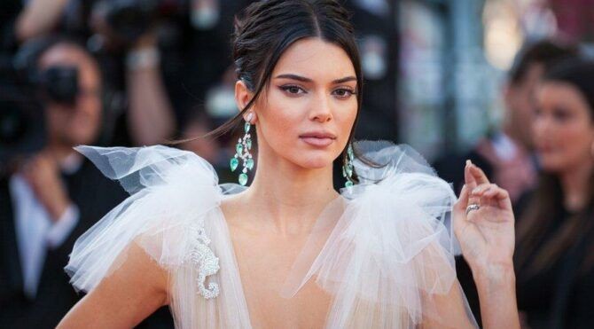 Kendall Jenner 2021 MET Gala'da şeffaf elbisesiyle tüm dikkatleri üzerine çekti - Resim: 14