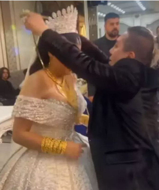 Murat Övüç oğlunu evlendirdi! Gelinine kilolarla altın taktı! Ünlü fenomenin takı şovu gündem oldu - Resim: 5