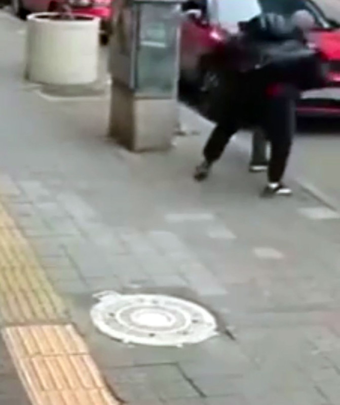 Sokak ortasında kiracı dehşeti! Ev sahibini görünce deliye döndü: O anlar kamerada! - Resim: 3