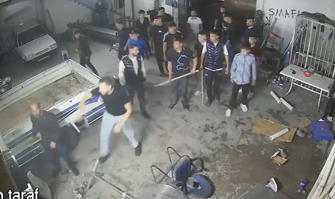 Kavga değil meydan savaşı! O anlar kamerada - Resim: 2